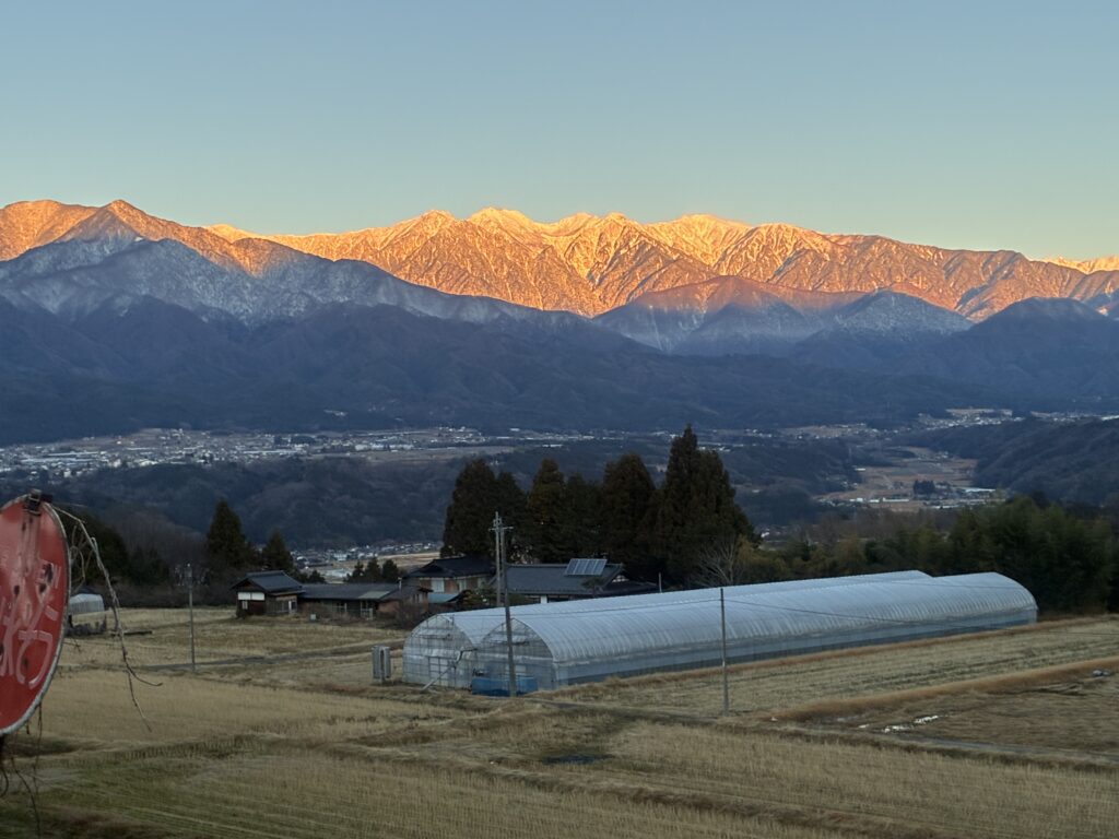 夕暮れ時に見える中央アルプス