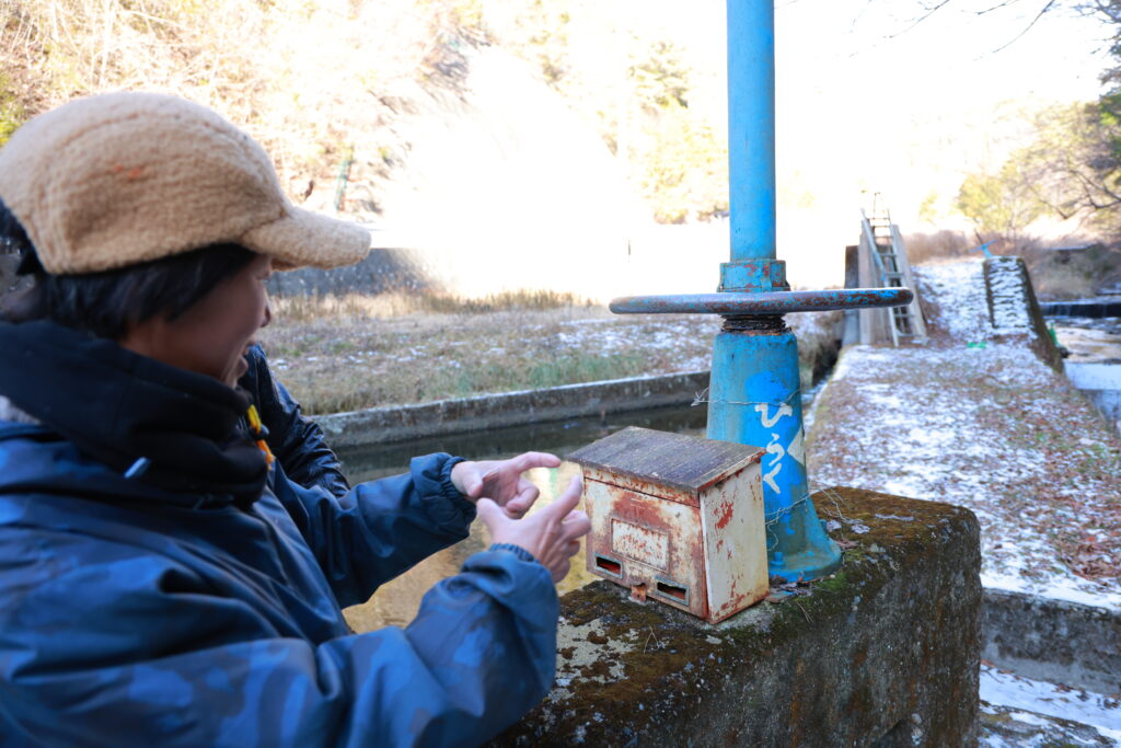 水路について説明をしてくださる林ゆりこさん